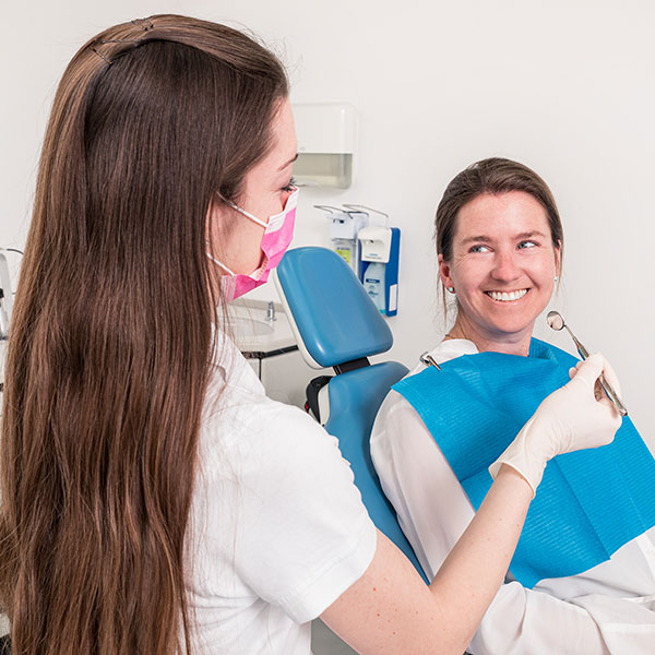 Dachau-Zahnarzt-Dr.-Gitt---Prophylaxe Die Prophylaxeassistentin der Dachauer Zahnarztpraxis Dr. Gitt bei der Prophylaxebehandlung einer Patientin.