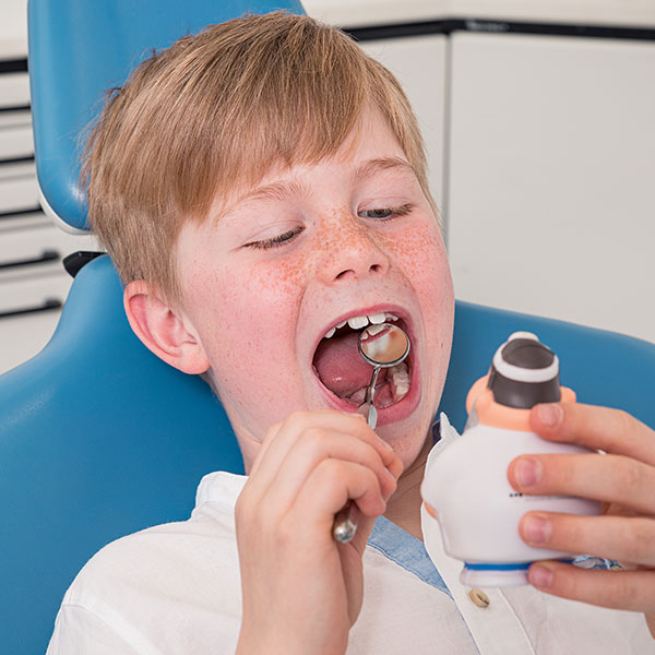 Familienzahnarzt Dr. Gitt bei der Behandlung eines Jungens Familienzahnarzt Dr. Gitt bei der Behandlung eines Jungens