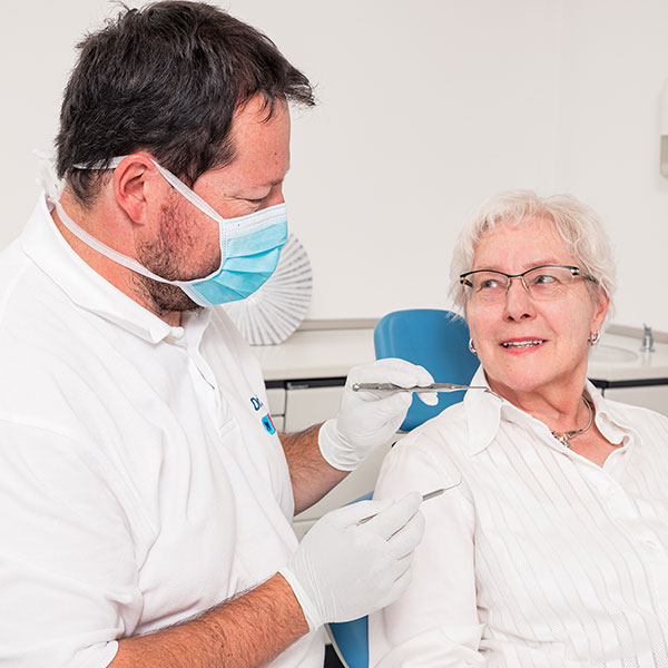 Zahnarzt-Dachau---Zahnarzt-Dr.-Gitt-behandelt-eine-Seniorin-1 Familienzahnarzt Dr. Gitt bei der Behandlung einer Seniorin