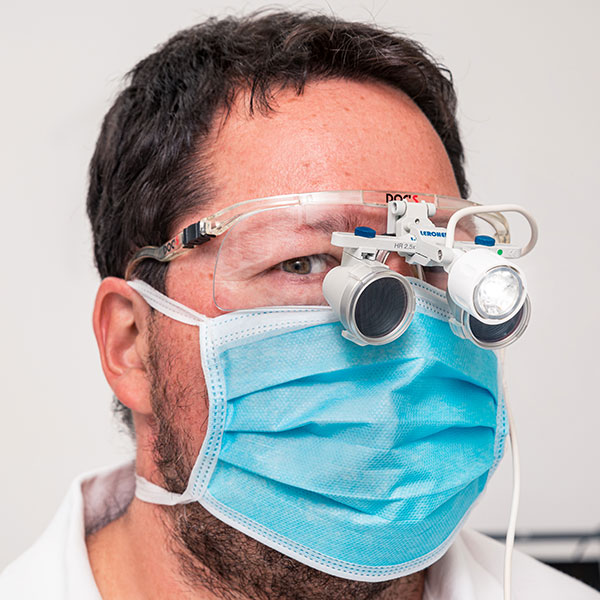 Zahnarztpraxis-Dachau---Dr.-Gitt-mit-Lupenbrille Zahnarzt Dr. Gitt mit modernster Lupenbrille, die in seiner Zahnarztpraxis in Dachau eingesetzt wird.