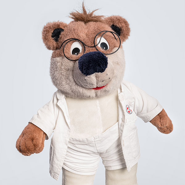 Zahnarzt-in-Dachau---Dr.-baer-fuer-unsere-kleinen-Patienten Ein Stoffbär - Dr. Bär - als Zahnarzt verkleidet, für die kleinen Patienten