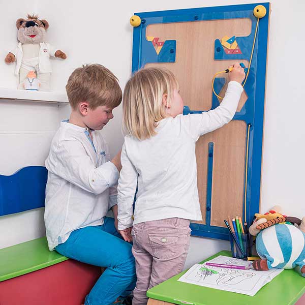 Zahnarztpraxis-Dachau---Wartebereich-fuer-Kinder Zwei Kinder spielen im Kinderbereich der Zahnarztpraxis Dachau.