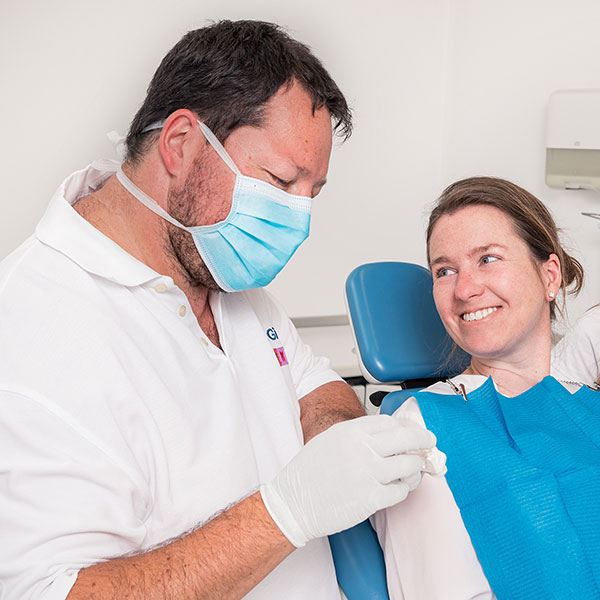 Dachau-Zahnarzt-Dr.-Gitt---Zahnerhalt Der Dachauer Zahnarzt Dr. Gitt behandelt eine Patientin in seiner Zahnarztpraxis.