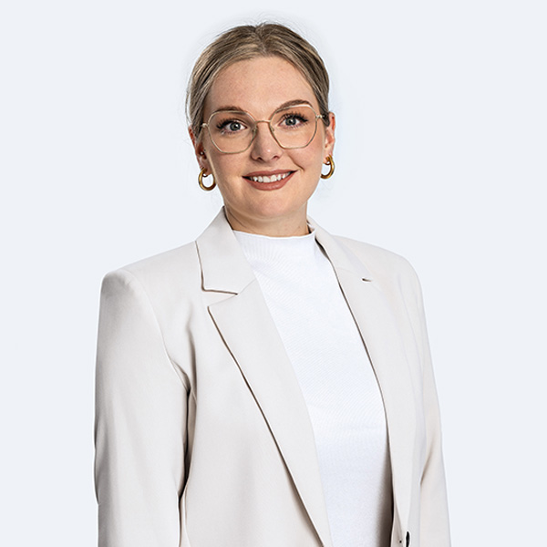 Dentalhygienikerin_Anja Dentalhygienikerin Anja in weißem Blazer und mit Brille