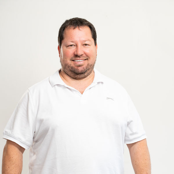 Dr.-Gitt---Zahnarzt-in-Dachau-4 Dr. Michael Gitt - Zahnarzt in Dachau - mit weißem Polohemd, Bart, sympathisch lächelnd.