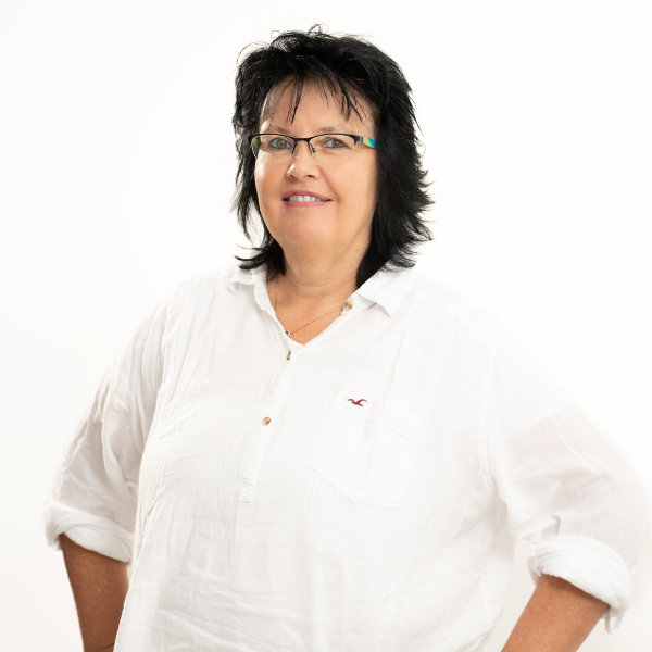 Nadja Zahnmedizinische Prophylaxeassistentin Nadja mit Brille und schwarzen Haaren