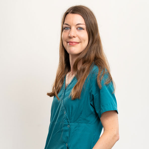 Nicole-2 ZMA-Nicole in petrolfarbenem Kittel.