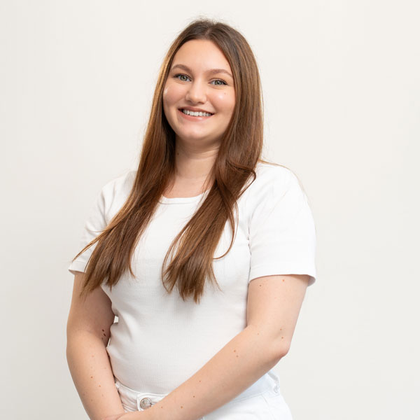 Nudzejma-2 ZMA Nudzejma vom Empfang in weißem Shirt.