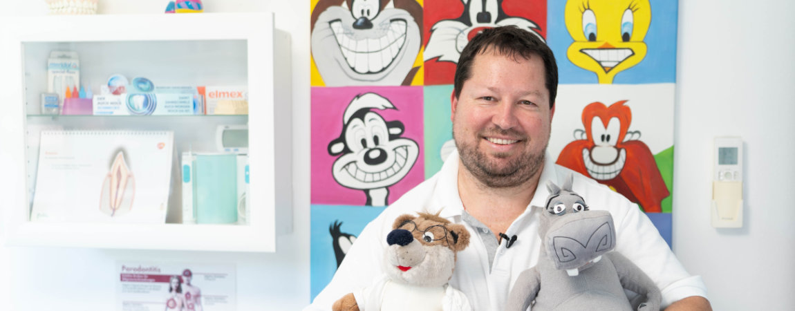 Patienten 7 Dr. Gitt, lächelnd, mit Stofftieren für die kleinen Patienten im Arm.