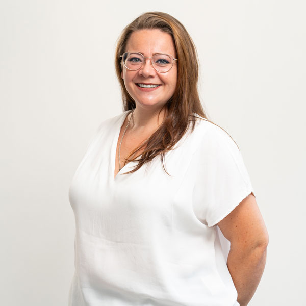 Saskia-1 Saskia vom Empfang mit Brille und weißem Shirt.