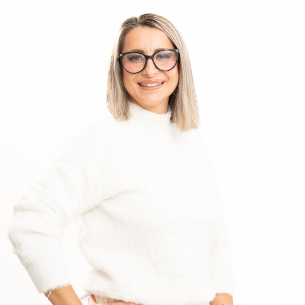 Seher am Empfang 3 Assistentin Seher-am-Empfang, in weißem Pulli und mit Brille