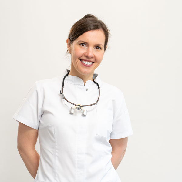 Zahnaerztin-Alevizou-2 Eleni Alevizou - Zahnärztin in Dachau - blickt lächelnd.