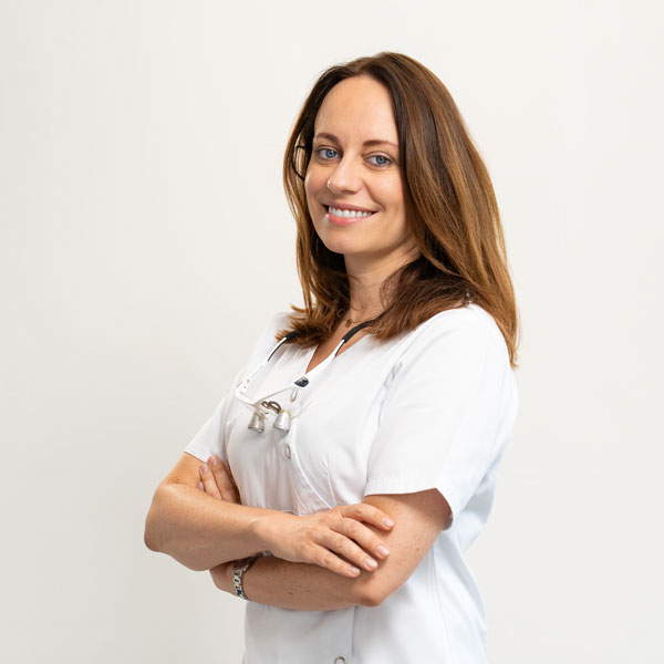 Zahnaerztin-Sikora-4 Magdalena-Sikora---Zahnärztin-in-Dachau, lächelnd, in weißem Kittel.