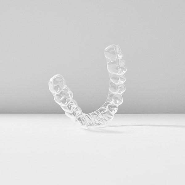 Zahnschiene von DrSmile Dachau aus durchsichtigem Kunststoff.