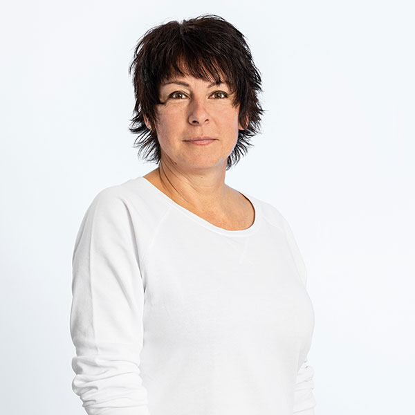 Zahnarzt-in-Dachau---Karin Zahnmedizinische Assistentin Karin mit schwarzen kurzen Haaren