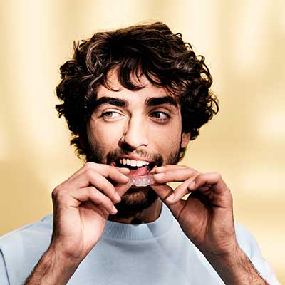 Mann setzt sich die Zahnschiene von DrSmile Dachau ein.